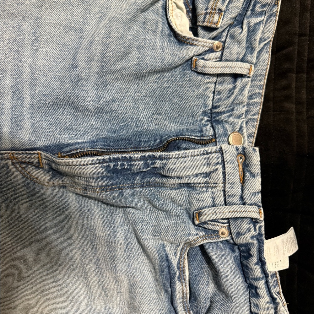 Good American Distressed Straight Leg Jeans Light Wash Size 10 / 30 Raw Hem - Picture 3 of 10